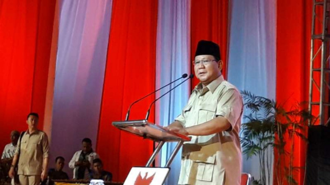 Calon presiden Prabowo Subianto menyapa dan ribuan relawan dan pendukungnya dalam sebuah forum bertajuk Prabowo Menyapa di Grand Pasific Hall, Sleman, DI Yogyakarta, pada Rabu, 27 Februari 2019.