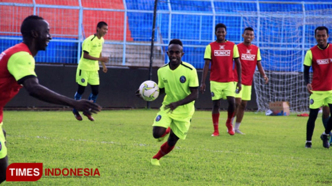 Ricky Kayame mantan pemain Persebaya melakukan latihan perdananya bersama Arema FC, Rabu, 27/2/2019. (Foto: Tria Adha/TIMES Indonesia)