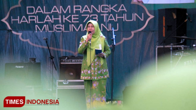 Ketua PW Muslimat Jatim Masruroh saat memberikan sambutan pembukaan Pasar Rakyat Muslimat NU di Balai Kota Omong Tani Batu.(FOTO: Adhitya Hendra/TIMES Indonesia)