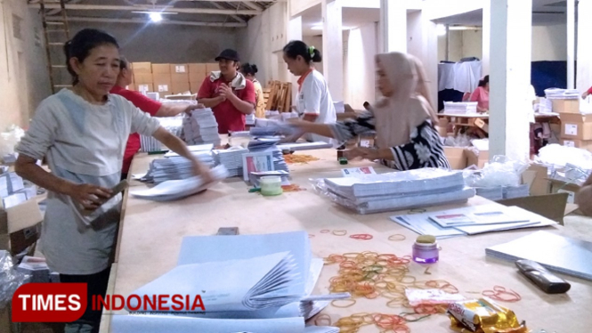 Proses pelipatan surat suara Pemilu 2019 oleh pekerja di Gudang Logistik KPU Kota Malang (FOTO: Rosidatul Hasanah/ TIMES Indonesia)