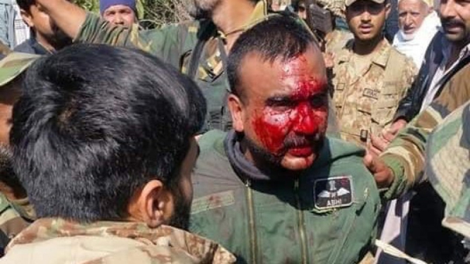 Pakistan menangkap seorang pilot pesawat tempur India yang pesawatnya ditembak jatuh.