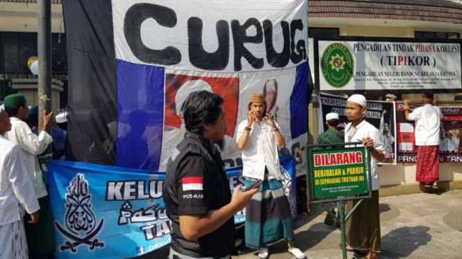 Massa simpatisan Habib Bahar bin Smith berdatangan ke Pengadilan Negeri Kelas 1A Khusus Bandung, Jawa Barat, pada Kamis, 28 Februari 2019.