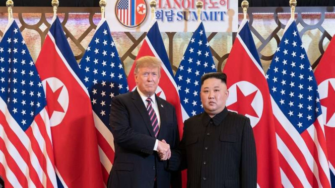 Presiden Korea Utara Kim Jong Un bersama Presiden AS Donald Trump