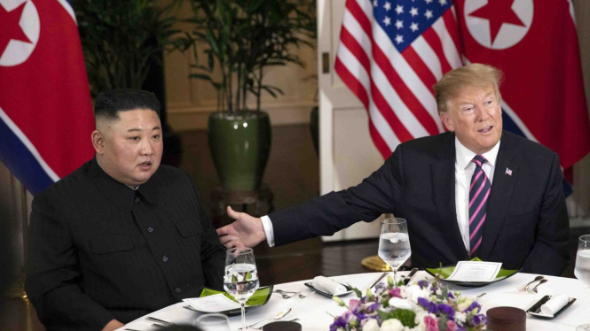 Pertemuan Pemimpin Korea Utara, Kim Jong-Un (kiri) dan Presiden Amerika Serikat, Donald Trump (kanan) di Hanoi, Vietnam