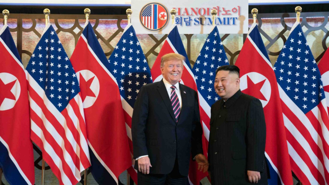 Pertemuan Pemimpin Korea Utara, Kim Jong-Un (kanan) dan Presiden Amerika Serikat, Donald Trump (kiri) di Hanoi, Vietnam