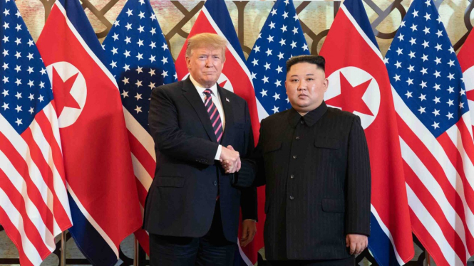 Pertemuan Pemimpin Korea Utara, Kim Jong-Un (kanan) dan Presiden Amerika Serikat, Donald Trump (kiri) di Hanoi, Vietnam