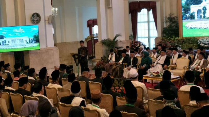 Presiden Jokowi bersama ulama dan pimpinan pondok pesantren di istana.