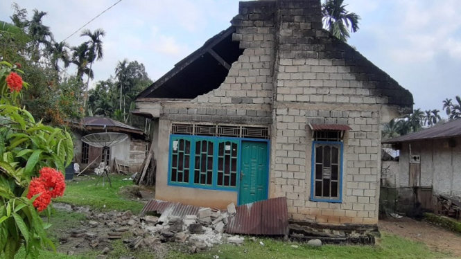 Rumah rusak akibat gempa di Solok