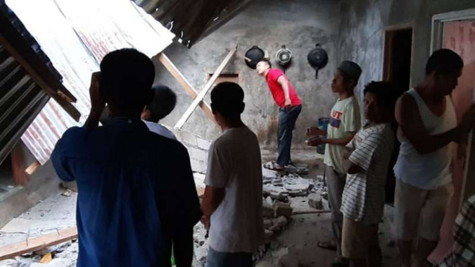 Satu di antara puluhan rumah warga rusak setelah gempabumi berkekuatan 5.6 skala richter mengguncang di Kabupaten Solok Selatan, Sumatera Barat, pada Kamis pagi, 28 Februari 2019.