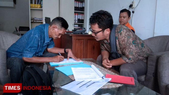 Samsul Arif (baju biru), melaporkan dugaan pelanggaran pemilu ke Kantor Bawaslu Lamongan, Kamis (28/2/2019). (FOTO: MFA Rohmatillah/TIMES Indonesia)