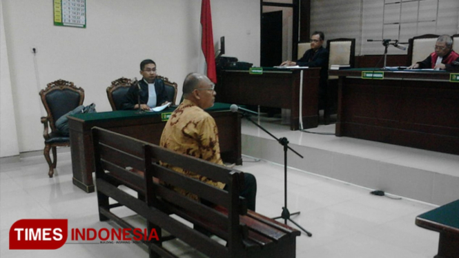 Terdakwa Mantan Bupati Malang Rendra Kresna saat menjalani sidang di Pengadilan Tipikor Jawa Timur. (FOTO: Rudi/TIMES Indonesia)