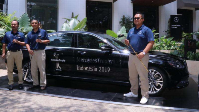 Okto Hidayat, Nirwan Santosa, dan Hari Arifianto berpose bersama Mercedes-Benz S