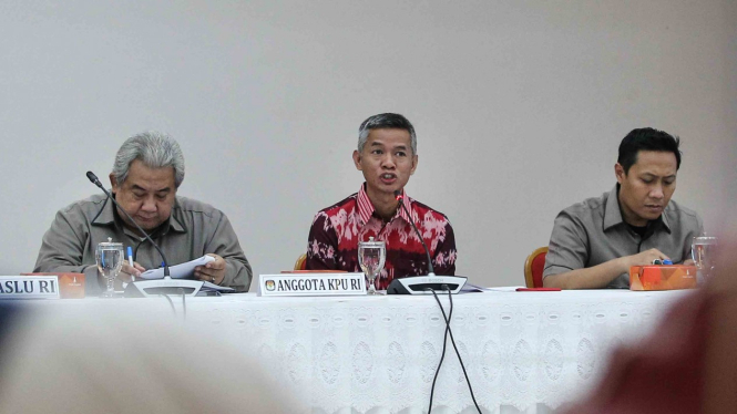 Komisioner Komisi Pemilihan Umum (KPU), Wahyu Setiawan (tengah)
