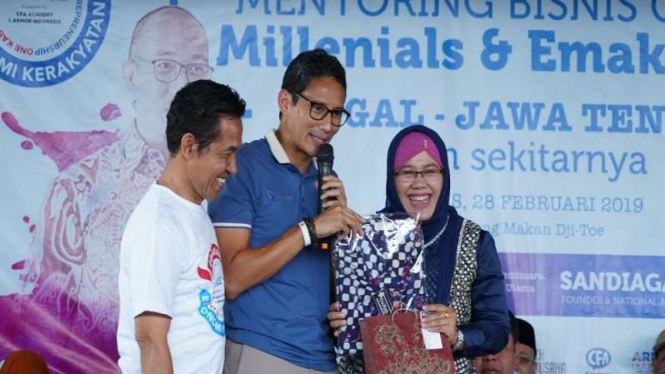 Cawapres 02 Sandiaga Uno saat berdialog dengan UMKM di Tegal, Jawa Tengah