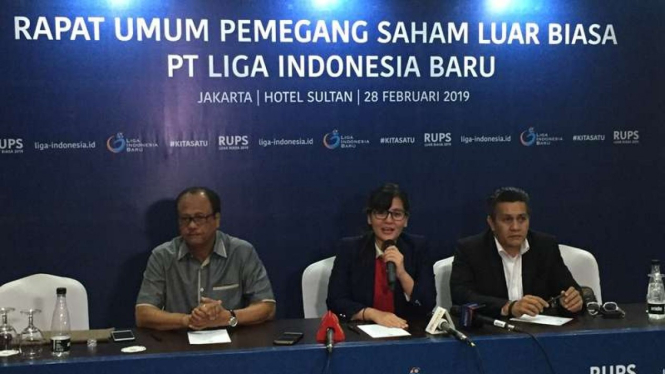 Gusti Randa (kanan) Jadi Komisaris Sementara PT Liga Indonesia Baru bersama Dirk Soplanit
