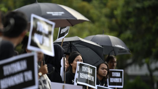 Aksi Kamisan Tolak Dwi Fungsi TNI