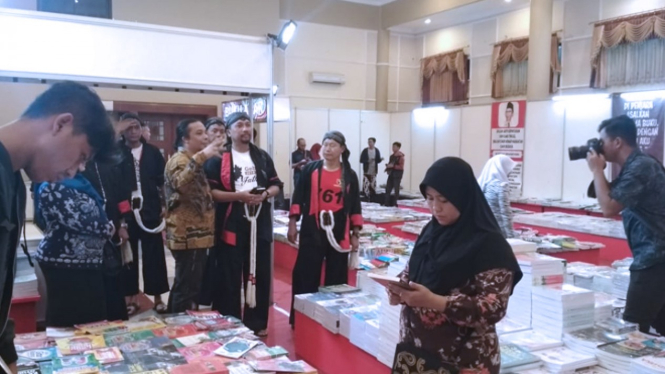 Sekda Ponorogo Agus Pramono saat melihat buku - buku karya Anak Bangsa. (FOTO: Istimewa)