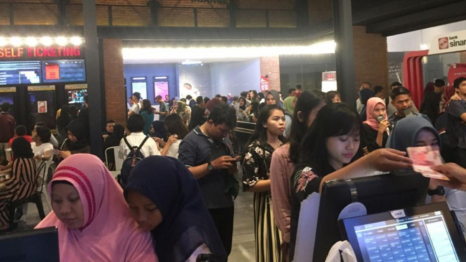 Pengunjung di CJ CGV di Focal Point Mall Medan 