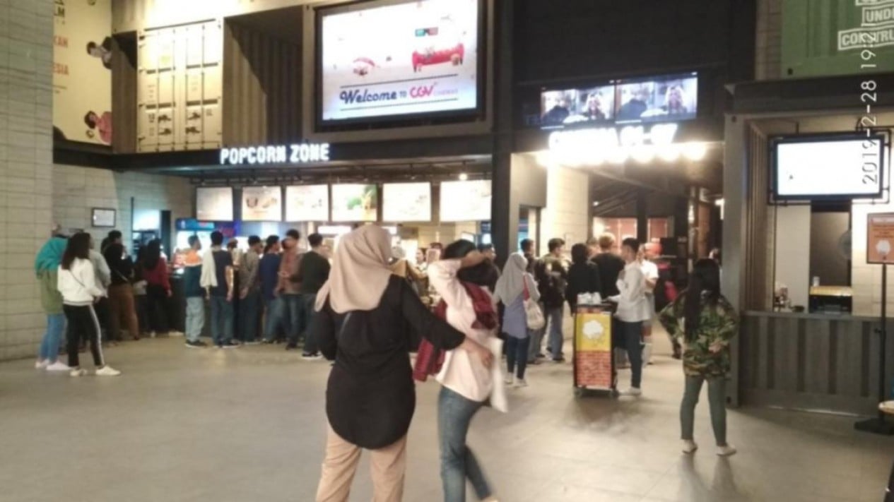 Foto Tayang Perdana Milenial Yogyakarta Sempat Sulit Cari Tiket Dilan