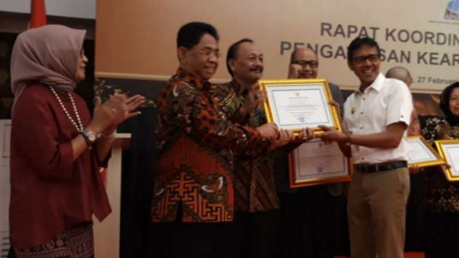 Pemerintah Provinsi Jawa Tengah menerima penghargaan tentang pengawasan kearsipan terbaik nasional dari lembaga Arsip Nasional Republik Indonesia di Padang, Sumatera Barat, Rabu, 27 Februari 2019.
