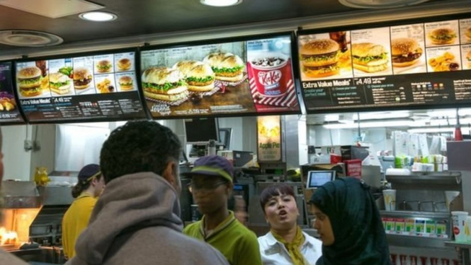 Seorang pengacara senior di Inggris mengatakan pengacara sering kali dibayar lebih rendah per jamnya dibandingkan orang-orang yang bekerja di rumah makan cepat saji.-Getty Images