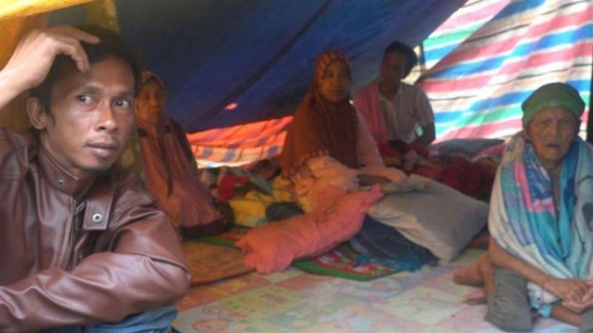 Warga korban gempabumi di Kabupaten Solok Selatan, Sumatera Barat, tinggal di tenda-tenda darurat gara-gara khawatir lindu susulan pada Jumat, 1 Maret 2019.