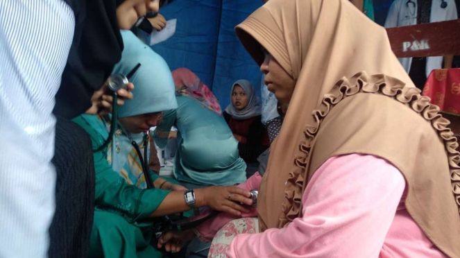 Tim medis Ikatan Dokter Indonesia memeriksa para korban gempa di Kabupaten Solok Selatan, Sumatera Barat, pada Jumat, 1 Maret 2019.