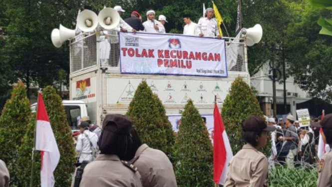 Massa Forum Umat Islam gelar demo di depan kantor KPU, Jakarta, Jumat (1/3/2019).
