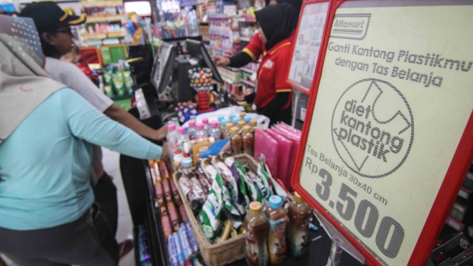 Pramuniaga melayani konsumen di salah satu mini market di kawasan Jakarta Timur, Jumat, 1 Maret 2019.