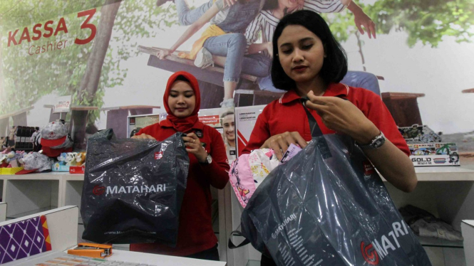 Pramuniaga memasukkan barang belanjaan kedalam  kantong plastik di salah satu gerai retail di Cibinong City Mall, Bogor, Jawa Barat, Jumat, 1 Maret 2019.