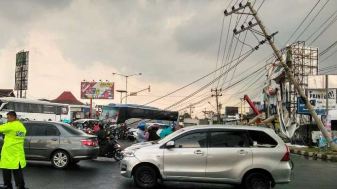 Tiang listrik roboh akibat hujan intensitas tinggi dan angin kencang