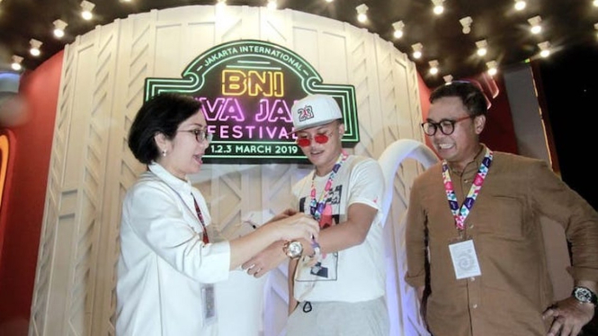 Direktur Retail Banking BNI Tambok P Setyawati (kiri) Pemimpin Divisi Komunikasi Perusahaan BNI Indomora Harahap (kanan), dan Penyanyi Rizki Febian (tengah) mengenakan Gelang TapCash pada BNI Java Jazz Festival 2019, JIExpo Kemayoran, Jakarta, Jumat (1/3)