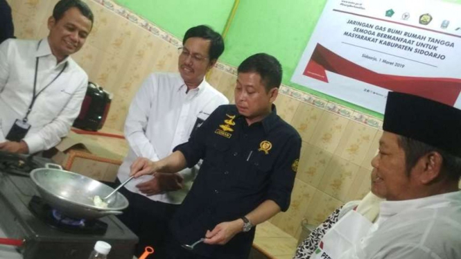 Menteri ESDM Ignasius Jonan mempraktikkan memasak dengan jargas di Sidoarjo