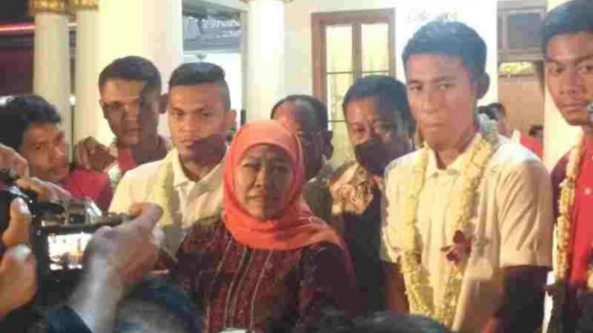 Gubernur Jawa Timur Khofifah Indar Parawansa saat menjamu pemain Timnas U-22.