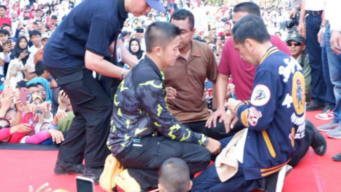 Tangan Jokowi kena cakar saat acara Jalan Sehat di lapangan ex-MTQ, Kota Kendari