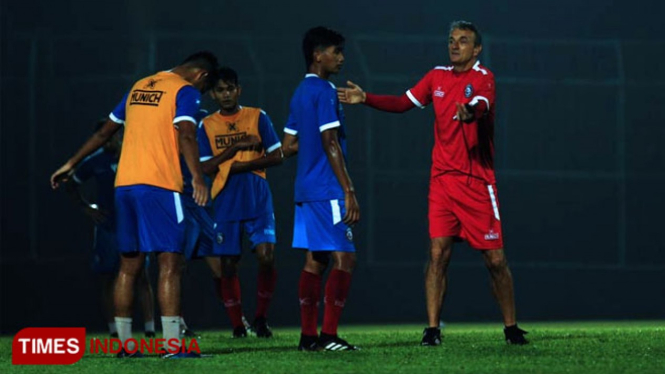 Pelatih Arema FC Milomir Seslija memimpin sesi latihan di Stadion Kanjuruhan pada Jumat malam (1/3/2019) (Foto: Ovan/TIMES Indonesia)
