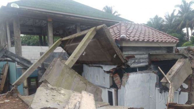Rumah dan masjid di Bogor ambruk karena longsor.