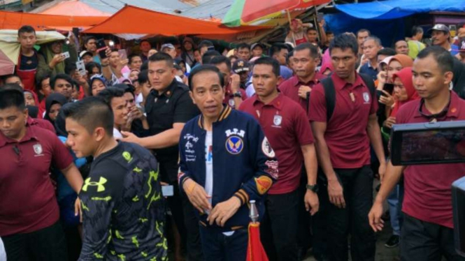 Presiden Jokowi saat kunjungi Pasar Sentral Kendari, Sulawesi Tenggara.