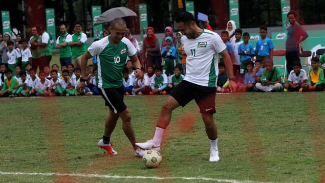 Kurniawan Dwi Yulianto dan Ponaryo Astaman, pelatih MILO Football Camp 2019.