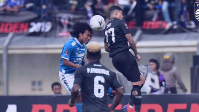 Duel Persib Bandung vs Tira Persikabo.