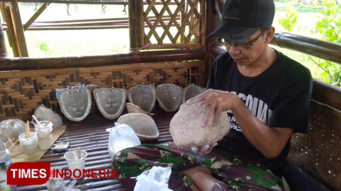 Didik Meidianto selaku Sekretaris Pokdarwis Kampung Budaya Polowijen sedang membuat topeng malang berbahan fiber (FOTO: Rosidatul Hasanah/ TIMES Indonesia)
