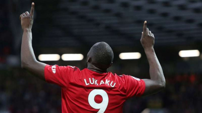 Striker Manchester United, Romelu Lukaku rayakan gol.