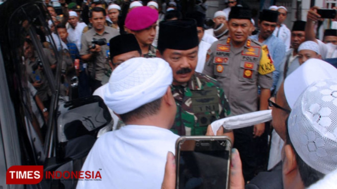 Panglima TNI Marsekal Hadi Tjahjanto saat tiba di Ponpes Darul Hadist Al Faqihiyah, Minggu (3/3/2019) pagi. (Foto: Rochmat SHobirin/TIMES Indonesia)