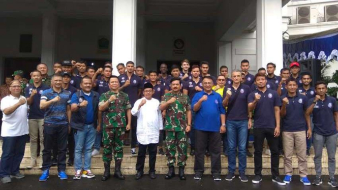 Panglima TNI, Marsekal Hadi Tjahjanto foto bersama manajemen, pelatih dan pemain