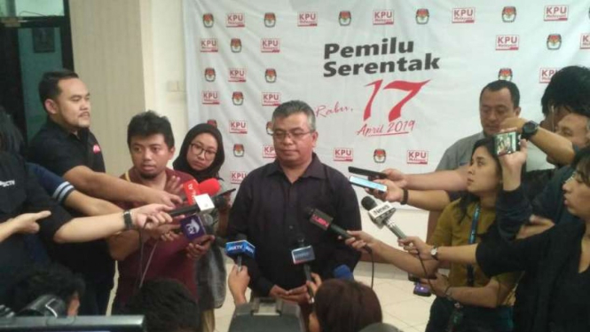 Ketua KPU Sumatera Utara, Yulhasni, memberi keterangan pers.
