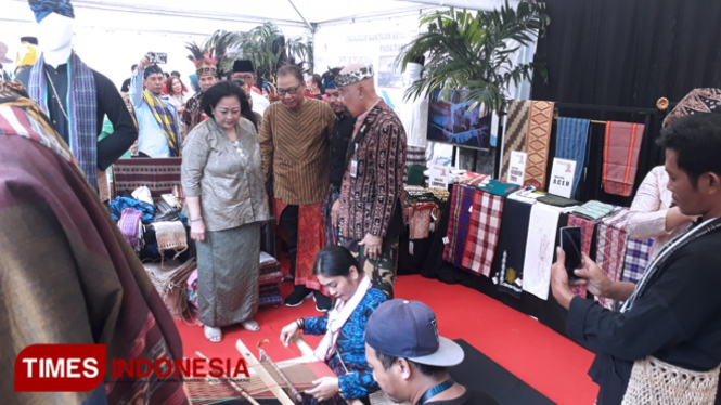 Menteri Puspayoga saat membuka Festival Sarung Indonesia (FOTO: Alfi Dimyati/TIMES Indonesia)