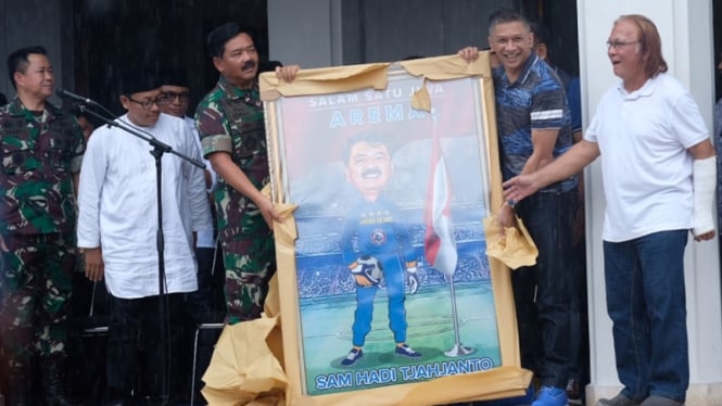 Panglima TNI Hadi Tjahjanto bersama Waketum PSSI, Iwan Budianto.