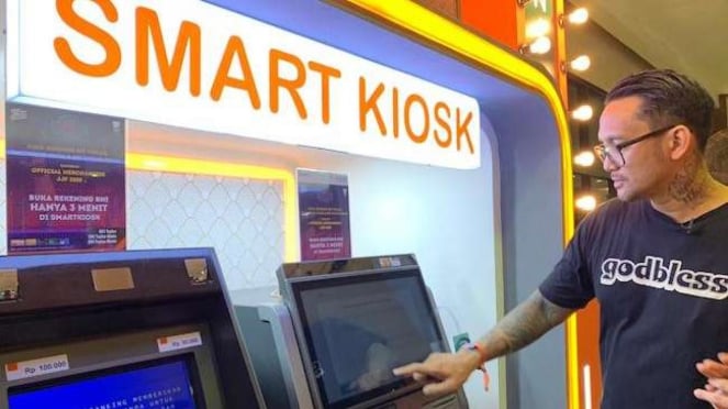 Tora Sudiro melakukan pembukaan rekening BNI di Smart Kiosk secara self service.