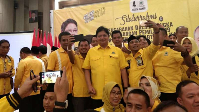 Ketua Umum Partai Golkar Airlangga Hartarto, bersama kader partai di Palembang, Sumatera Selatan.