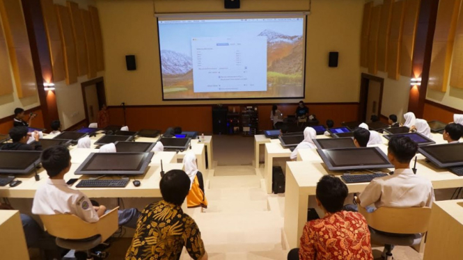 Siswa SMK Raden Umar Sahid mendengarkan presentasi